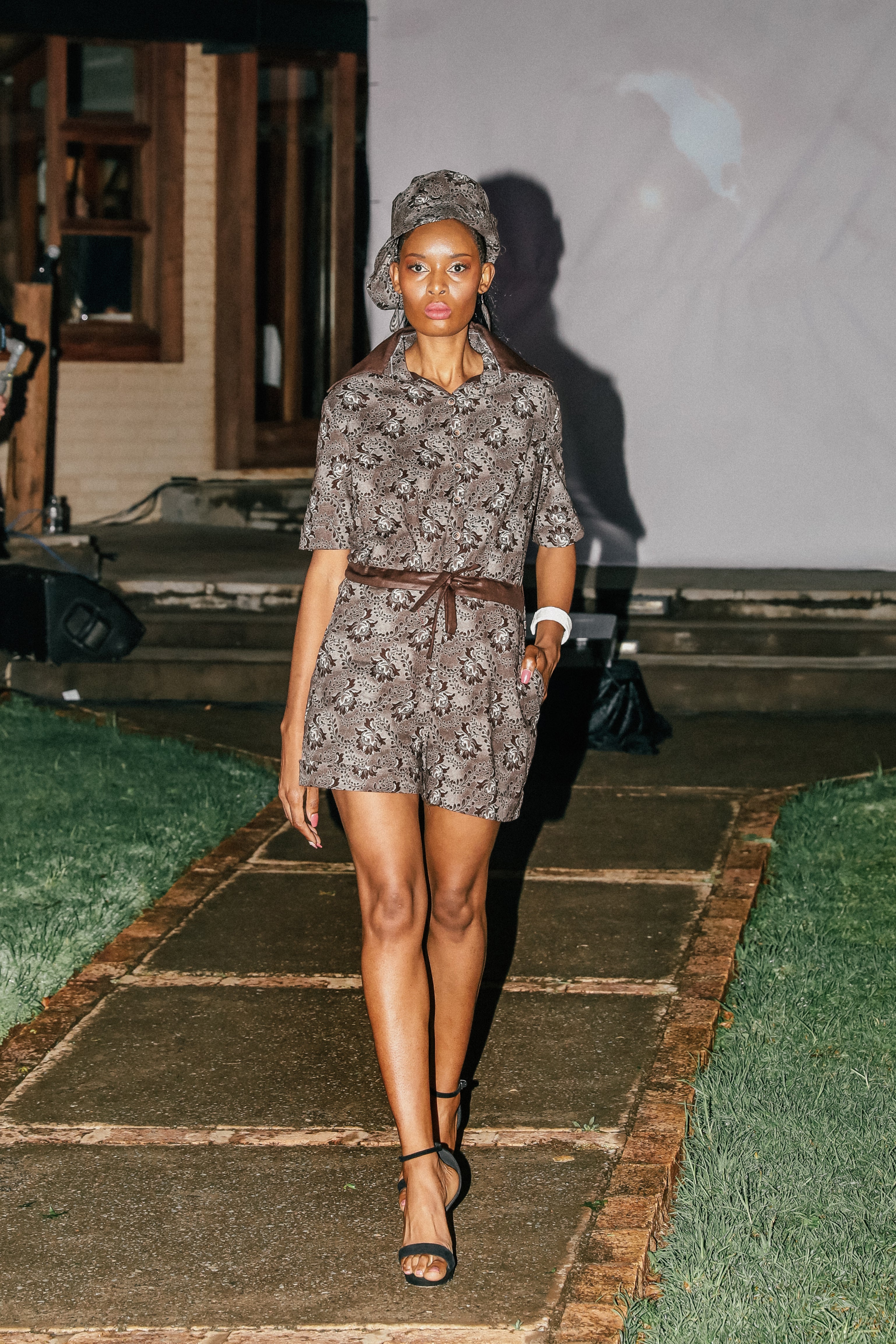 Damen-Overall mit floralem Shweshwe-Motiv